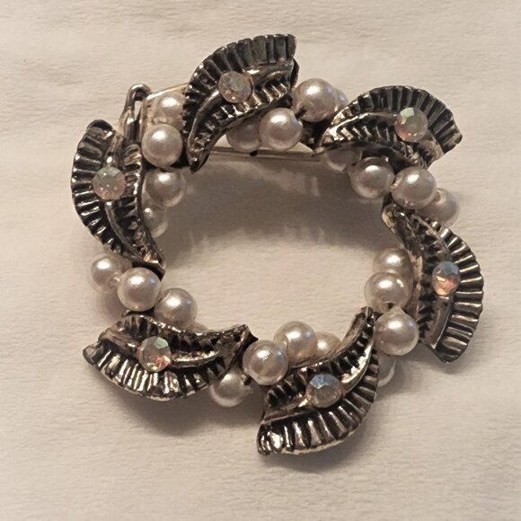 Vintage Wreath Brooch w/ Intertwined faux pearls and Iridescent stones-Very Good - Picture 7 of 7